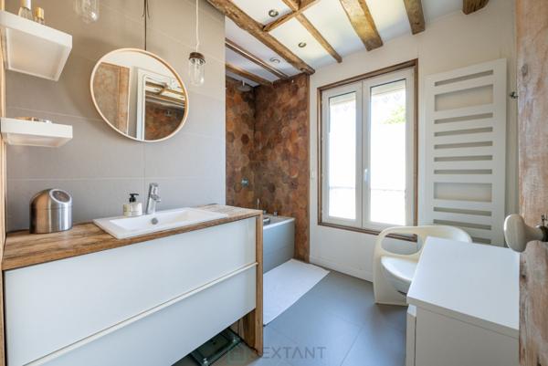 A coeur de Mennecy, voici une charmante maison de caractère (1860), entièrement rénovée.