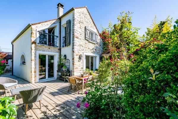 A coeur de Mennecy, voici une charmante maison de caractère (1860), entièrement rénovée.