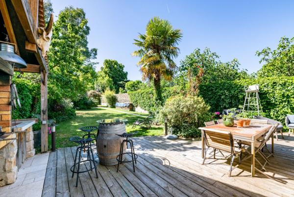 A coeur de Mennecy, voici une charmante maison de caractère (1860), entièrement rénovée.