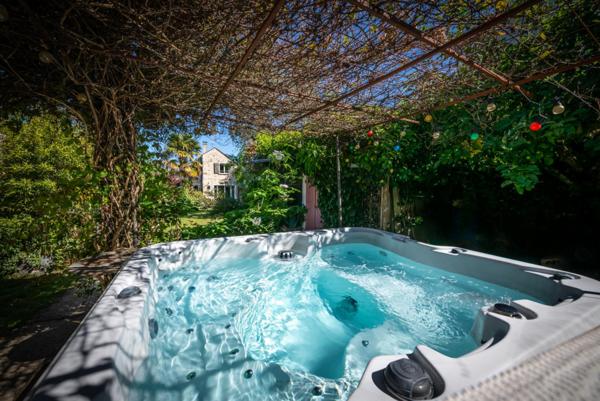 A coeur de Mennecy, voici une charmante maison de caractère (1860), entièrement rénovée.