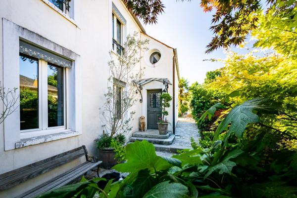 A coeur de Mennecy, voici une charmante maison de caractère (1860), entièrement rénovée.