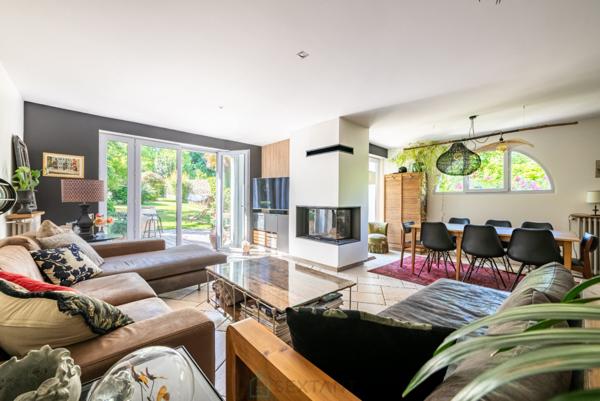 A coeur de Mennecy, voici une charmante maison de caractère (1860), entièrement rénovée.