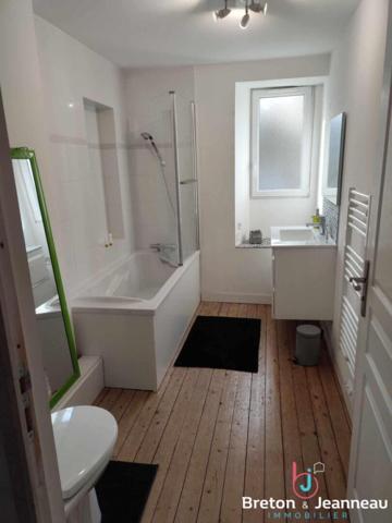 Charmante maison en pierre centre de Saint-Berthevin