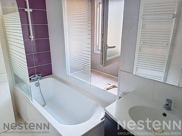 Au centre de Saujon, appartement en duplex de 51 m², avec 2 chambres, Courette privative.