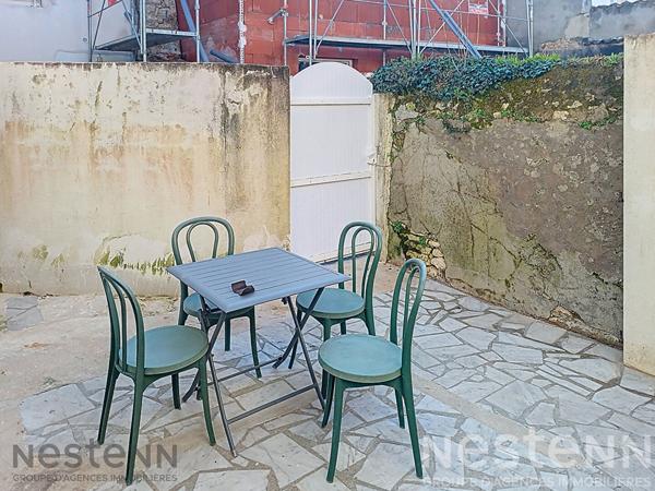 Au centre de Saujon, appartement en duplex de 51 m², avec 2 chambres, Courette privative.