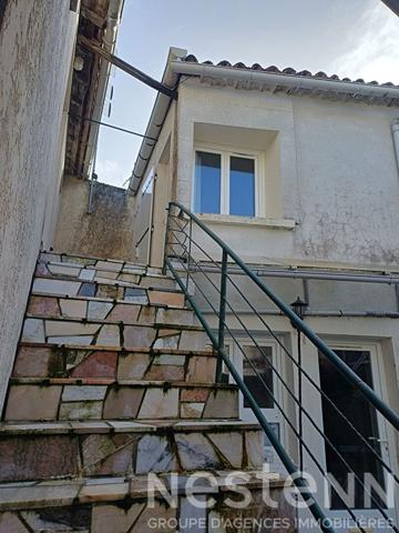 Au centre de Saujon, appartement en duplex de 51 m², avec 2 chambres, Courette privative.