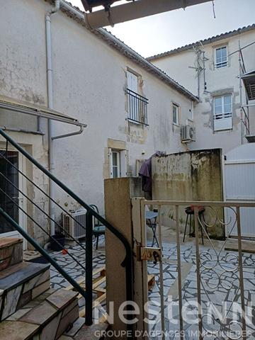 Au centre de Saujon, appartement en duplex de 51 m², avec 2 chambres, Courette privative.