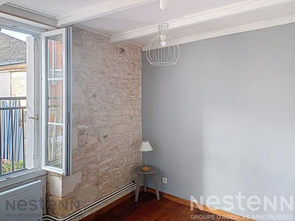Au centre de Saujon, appartement en duplex de 51 m², avec 2 chambres, Courette privative.