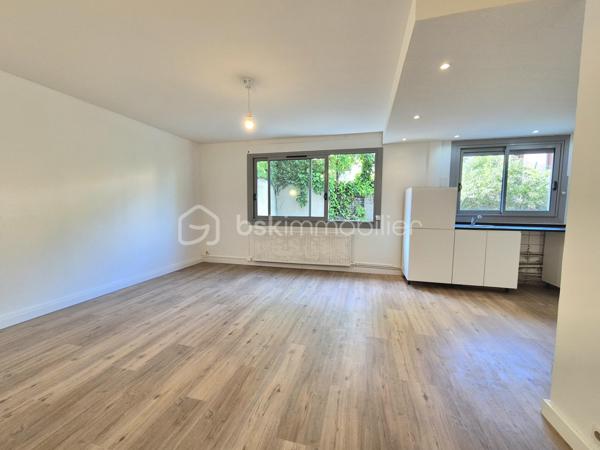 EXCLUSIVITÉ
T2 Rénové 48m² - Toulouse Côte Pavée / Château de l’Hers 
Idéal premier achat ou investisseur. 
Bel appartement T2 de 47,7m² entièrement rénové, très lumineux et sans vis-à-vis, au sein d'une résidence sécurisée.
​Côté jour : belle pièce de vie avec cuisine aménagée.
​Côté nuit : chambre avec placard, salle d’eau avec fenêtre, WC.
​Les + : Garage (16m²), cellier (4,2m²), chaudière neuve, double vitrage, volets élec.
​Quartier : Future ligne de Métro à 10 min, bus à 15m, commerces à 100m.
TF: 1200€. 

N'hésitez pas à me contacter pour programmer une visite 
Contact : Séverine Rodriguez 0699477991