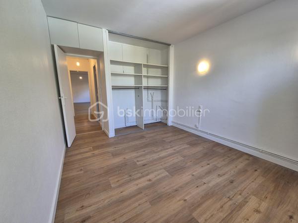 EXCLUSIVITÉ
T2 Rénové 48m² - Toulouse Côte Pavée / Château de l’Hers 
Idéal premier achat ou investisseur. 
Bel appartement T2 de 47,7m² entièrement rénové, très lumineux et sans vis-à-vis, au sein d'une résidence sécurisée.
​Côté jour : belle pièce de vie avec cuisine aménagée.
​Côté nuit : chambre avec placard, salle d’eau avec fenêtre, WC.
​Les + : Garage (16m²), cellier (4,2m²), chaudière neuve, double vitrage, volets élec.
​Quartier : Future ligne de Métro à 10 min, bus à 15m, commerces à 100m.
TF: 1200€. 

N'hésitez pas à me contacter pour programmer une visite 
Contact : Séverine Rodriguez 0699477991