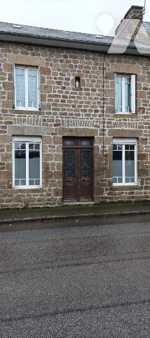 10 MIN GORRON : maison de bourg avec terrain et dépendance comprenant:
-Au rez-de-chaussée: En...