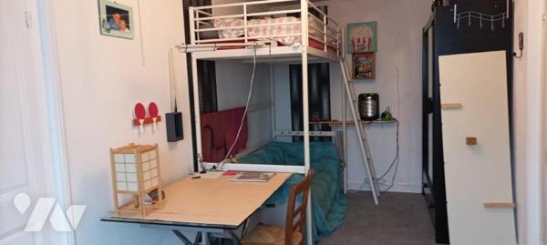 10 MIN GORRON : maison de bourg avec terrain et dépendance comprenant:
-Au rez-de-chaussée: En...