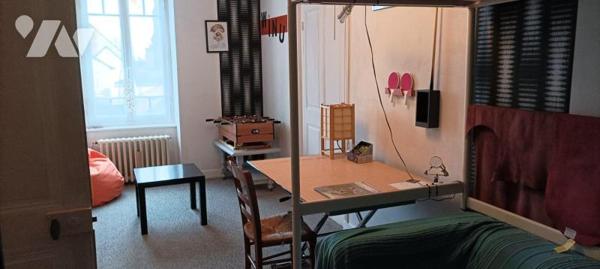 10 MIN GORRON : maison de bourg avec terrain et dépendance comprenant:
-Au rez-de-chaussée: En...