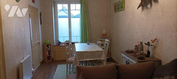 10 MIN GORRON : maison de bourg avec terrain et dépendance comprenant:
-Au rez-de-chaussée: En...