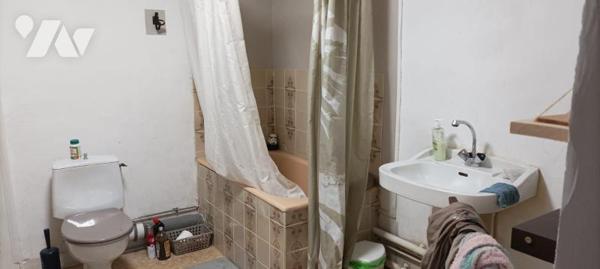 10 MIN GORRON : maison de bourg avec terrain et dépendance comprenant:
-Au rez-de-chaussée: En...