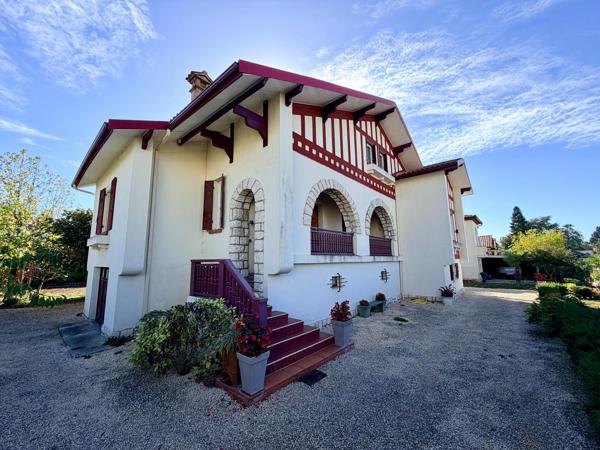 Maison 9 pièces style basque avec garage