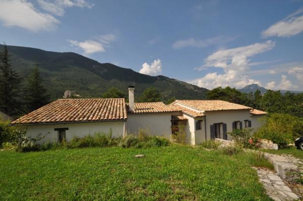 Dpt Alpes de Haute Provence (04), à vendre CASTELLANE maison 5 pièces - 143 m² - Terrain de 1143 m² - Plain pied