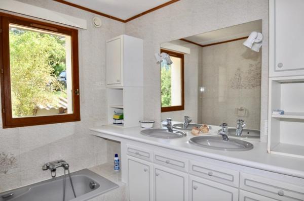 Dpt Alpes de Haute Provence (04), à vendre CASTELLANE maison 5 pièces - 143 m² - Terrain de 1143 m² - Plain pied