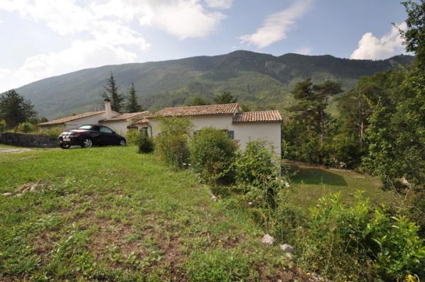 Dpt Alpes de Haute Provence (04), à vendre CASTELLANE maison 5 pièces - 143 m² - Terrain de 1143 m² - Plain pied