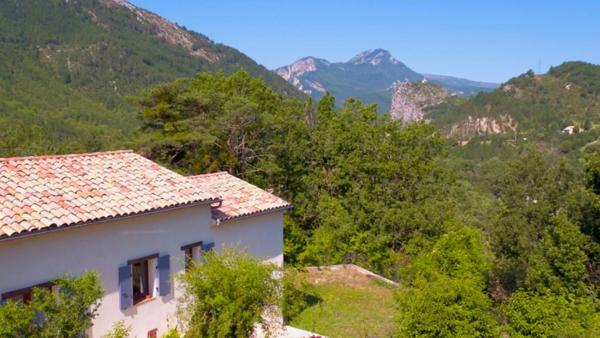 Dpt Alpes de Haute Provence (04), à vendre CASTELLANE maison 5 pièces - 143 m² - Terrain de 1143 m² - Plain pied