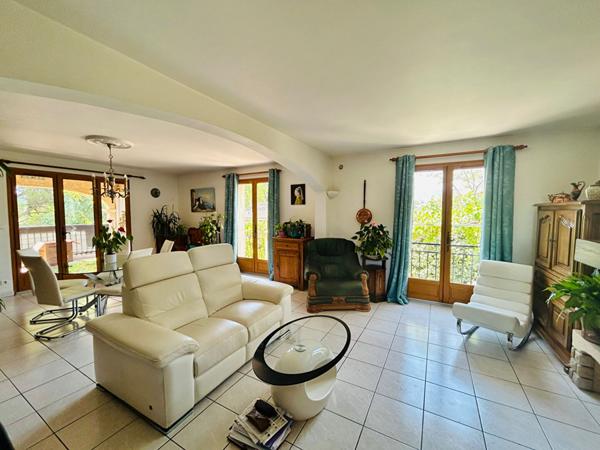 La Ciotat Maison de 182 m² composée de 2 appartements indépendants sur un terrain de 1057 m²