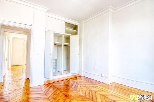 Versailles Notre dame Boulevard de la Reine , appartement 3 pièces 79M² carrez situé au 2-éme étage d'un immeuble 18 -ème. €728 000 ** - Ref : 24830