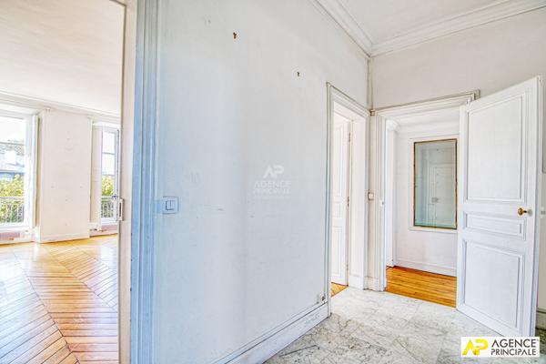 Versailles Notre dame Boulevard de la Reine , appartement 3 pièces 79M² carrez situé au 2-éme étage d'un immeuble 18 -ème. €728 000 ** - Ref : 24830