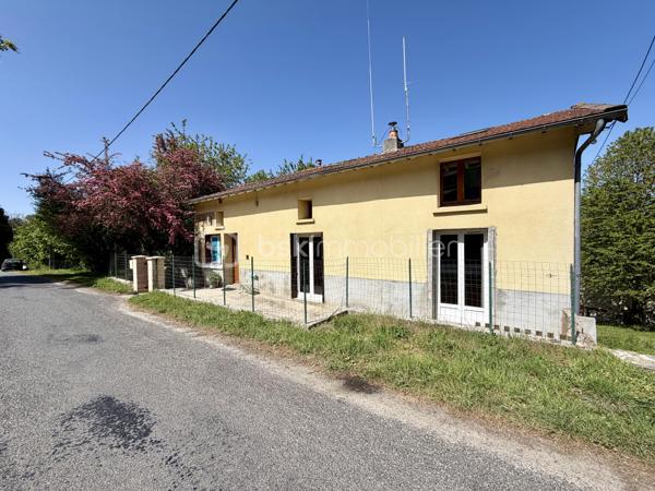 Maison élevée sur sous-sol composée :

- D'un séjour de 20 m².
- D'un salon de 16 m².
- D’une cuisine de 19 m².
- D’une chambre de 13 m².
- D'une salle d’eau de 5 m².
- D'un bureau de 22 m²
- D’un toilette.

Un étage composé :

- D’un pallier en mezzanine de 8 m².
- De deux chambres de 22 et 21 m².

Sous-sol complet composé :

- D’un atelier de 25 m².
- D’une buanderie de 15 m².
- D’une pièce musique de 19 m².
- D’une cave de 20 m².

Le tout sur une parcelle de 1435 m² entièrement clôturée avec puit.

Chauffage pompe à chaleur air/eau et poêle à granulés.
Assainissement individuel aux normes
Huisseries double vitrage PVC.
Fibre.