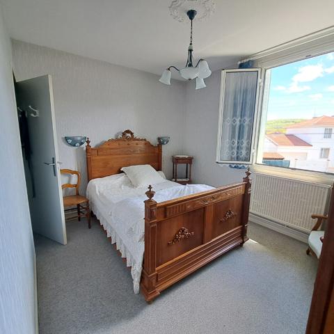A VENDRE LAVELANET CHAMBRE + SALLE DE BAINS + WC AU REZ DE CHAUSSEE