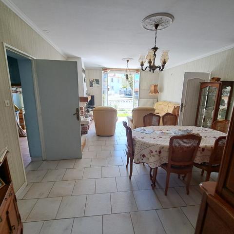 A VENDRE LAVELANET CHAMBRE + SALLE DE BAINS + WC AU REZ DE CHAUSSEE
