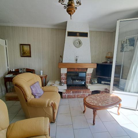 A VENDRE LAVELANET CHAMBRE + SALLE DE BAINS + WC AU REZ DE CHAUSSEE