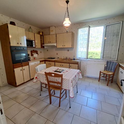 A VENDRE LAVELANET CHAMBRE + SALLE DE BAINS + WC AU REZ DE CHAUSSEE