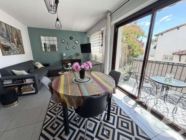 Appartement F3 à vendre  3 pièces - 55,83 m 2   ROYAN  - 17