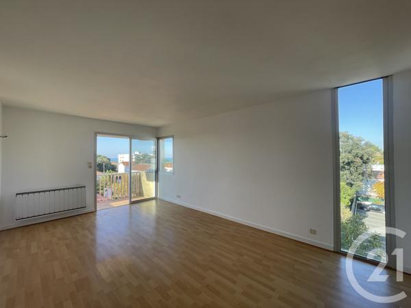 Appartement F3 à vendre  3 pièces - 55,83 m 2   ROYAN  - 17