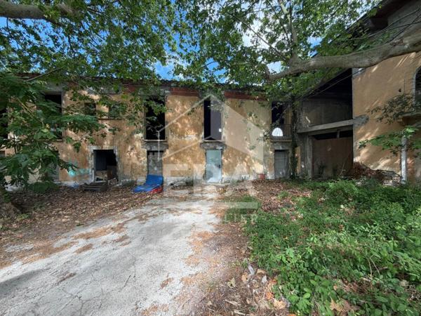Carcassonne . Immeuble de 773 m² à rénover entièrement au bord du Canal du Midi »