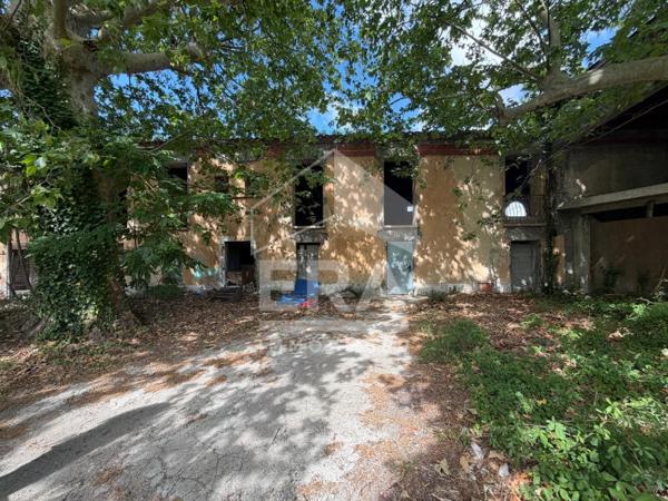 Carcassonne . Immeuble de 773 m² à rénover entièrement au bord du Canal du Midi »