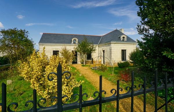 Saumur Nord - Maison de caractère entièrement rénovée de façon qualitative avec vie de plain pied, puits et garage.
