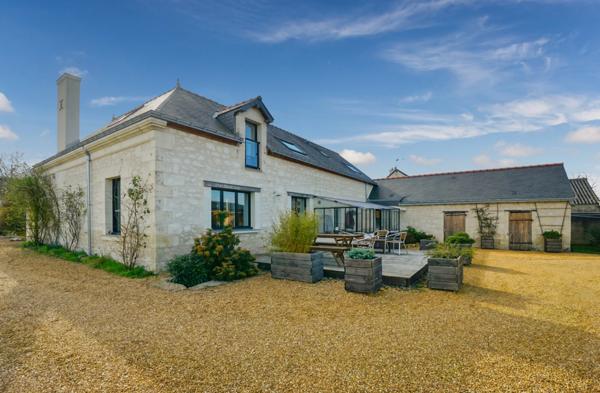 Saumur Nord - Maison de caractère entièrement rénovée de façon qualitative avec vie de plain pied, puits et garage.