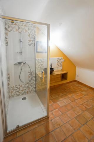 Saumur Nord - Maison de caractère entièrement rénovée de façon qualitative avec vie de plain pied, puits et garage.