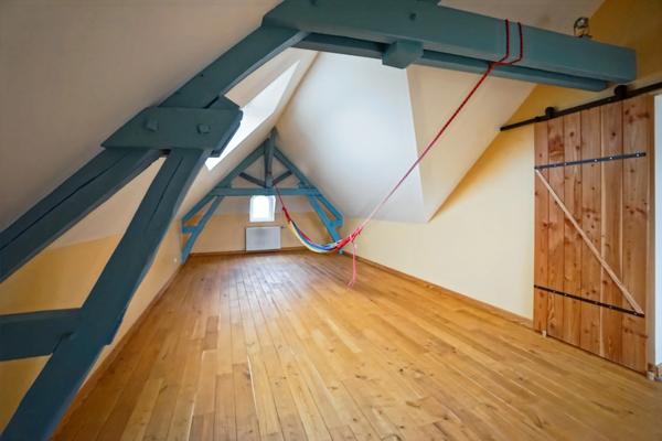 Saumur Nord - Maison de caractère entièrement rénovée de façon qualitative avec vie de plain pied, puits et garage.