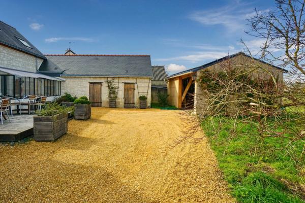 Saumur Nord - Maison de caractère entièrement rénovée de façon qualitative avec vie de plain pied, puits et garage.