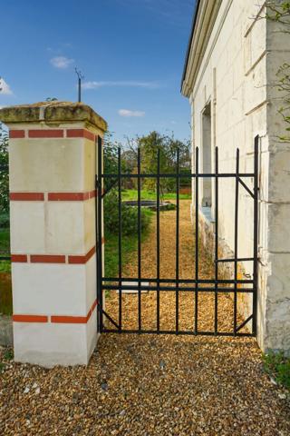 Saumur Nord - Maison de caractère entièrement rénovée de façon qualitative avec vie de plain pied, puits et garage.