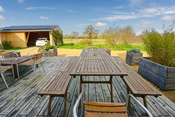 Saumur Nord - Maison de caractère entièrement rénovée de façon qualitative avec vie de plain pied, puits et garage.