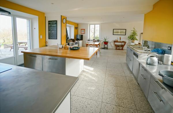 Saumur Nord - Maison de caractère entièrement rénovée de façon qualitative avec vie de plain pied, puits et garage.