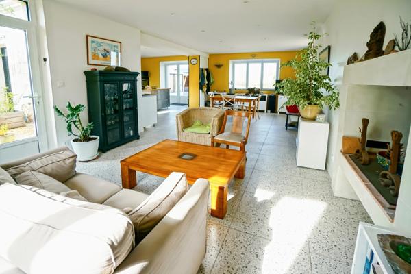 Saumur Nord - Maison de caractère entièrement rénovée de façon qualitative avec vie de plain pied, puits et garage.