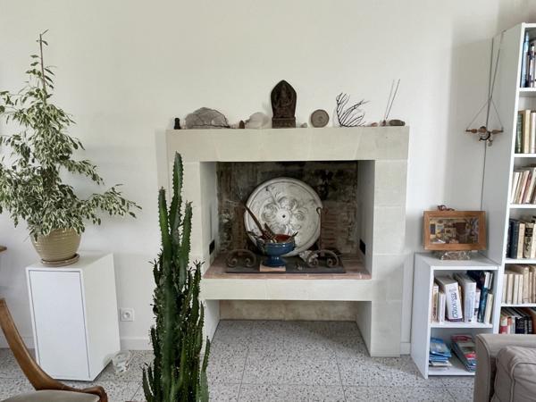 Saumur Nord - Maison de caractère entièrement rénovée de façon qualitative avec vie de plain pied, puits et garage.