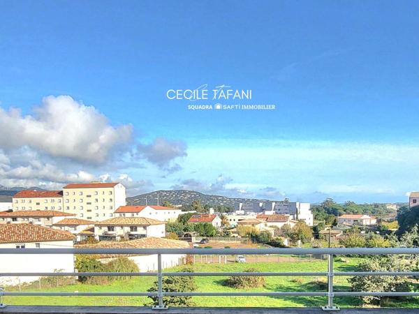 Appartement lumineux et récent avec terrasse Est, vue dégagée et piscine dans la résidence, à deux pas du centre, du port et des commodités.
