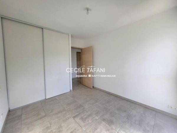 Appartement lumineux et récent avec terrasse Est, vue dégagée et piscine dans la résidence, à deux pas du centre, du port et des commodités.