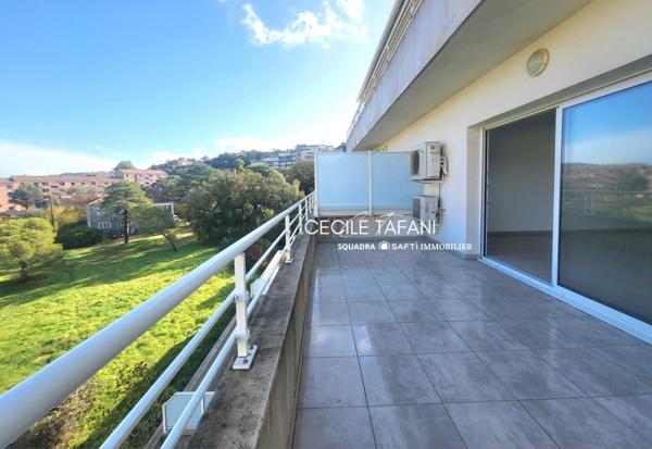 Appartement lumineux et récent avec terrasse Est, vue dégagée et piscine dans la résidence, à deux pas du centre, du port et des commodités.