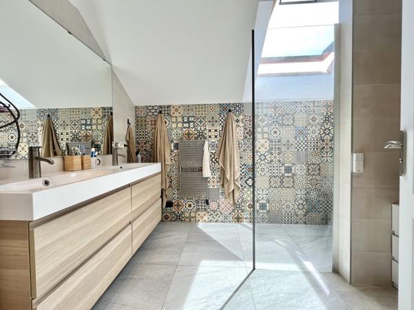 MAISON CENTRE VILLAGE - PISICNE - T2 INDÉPENDANT - SOUS SOL